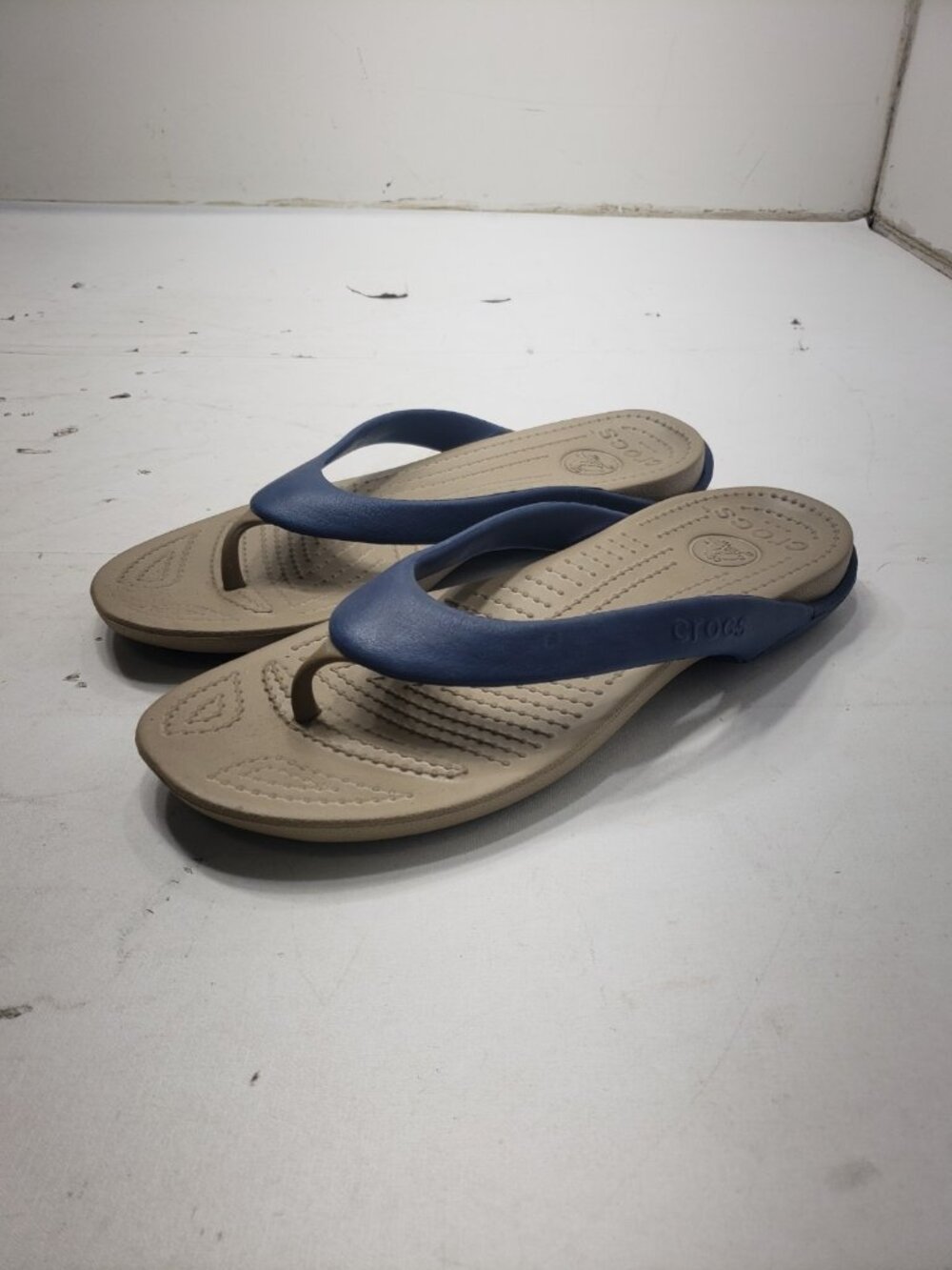Crocs Men’s M13 Navy Blue Tan Flip Flop Thong Sandals Casual Comfort Shoes
